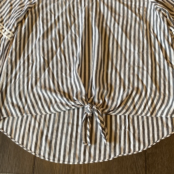 ALYX gray/white striped blouse. Size L. Bell sleeves. Tie front. 3 buttons - Picture 4 of 12